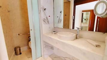Haartrockner, Handtücher, Seife, Toilettenpapier