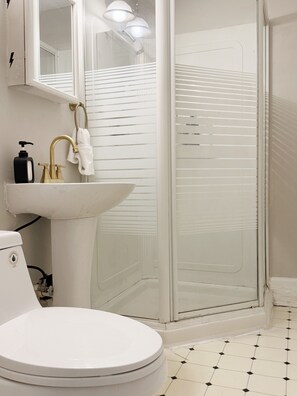 Secadora de cabello, bidet, toallas, jabón 