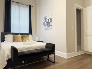 1 slaapkamer, een strijkplank/strijkijzer, wifi, beddengoed