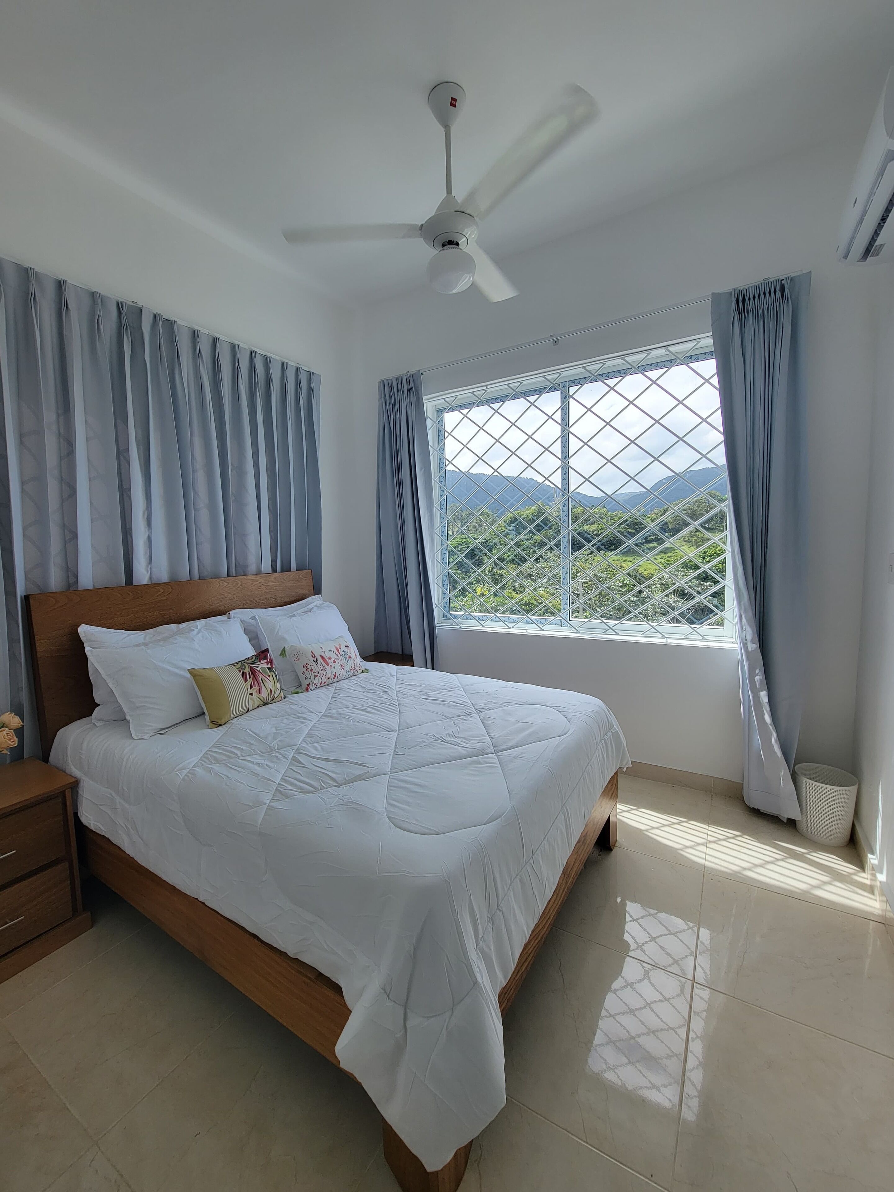 4 habitaciones, tabla de planchar con plancha y wifi 