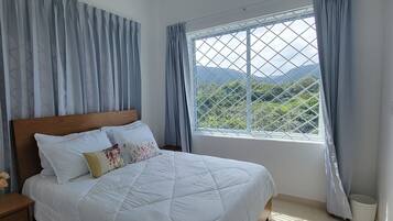 4 habitaciones, tabla de planchar con plancha y wifi