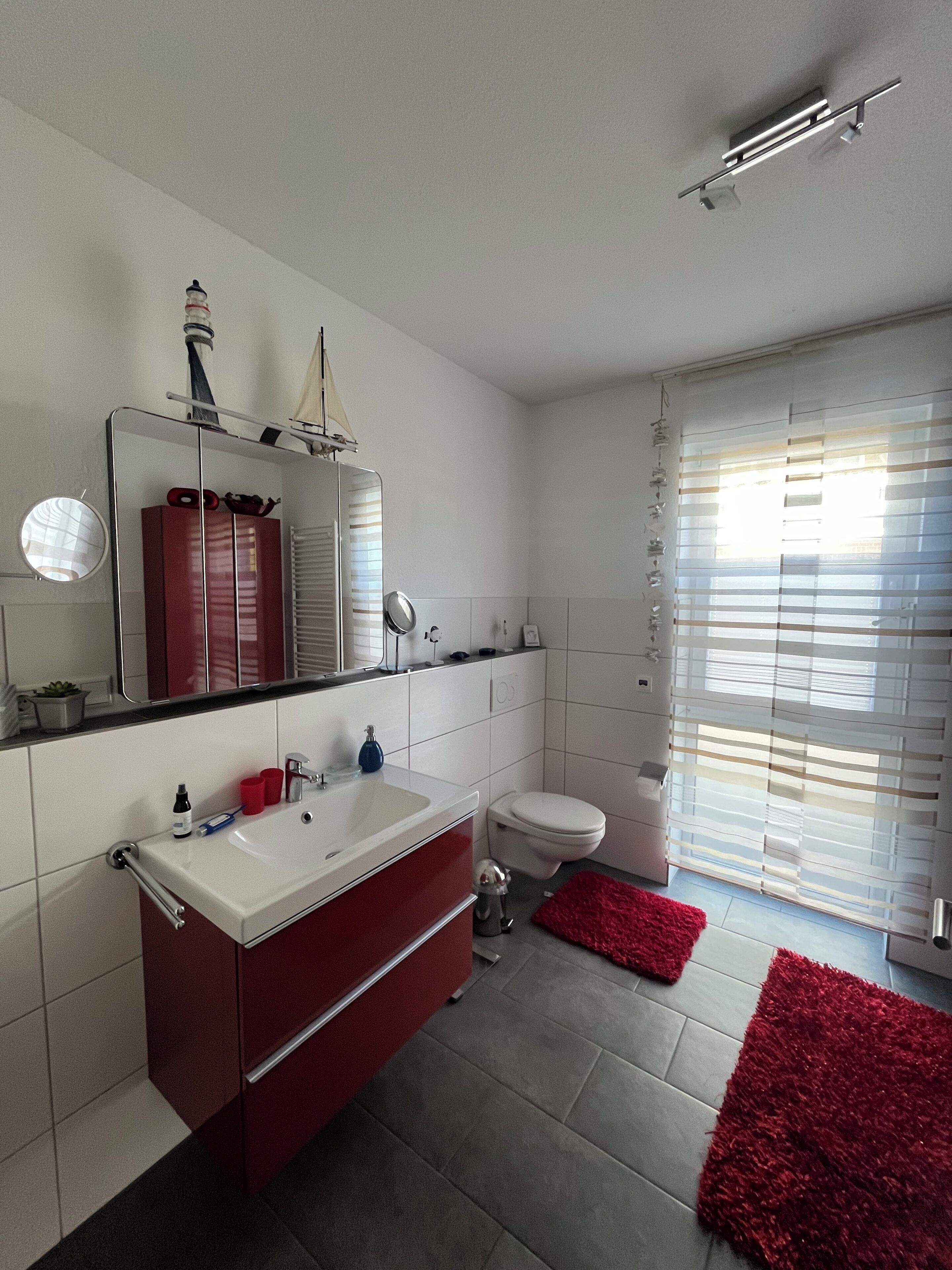Douche, sèche-cheveux, serviettes fournies, savon