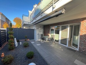 Outdoor dining - Modern, bright vacation apartment in Bad Zwischenahn - directly on the Zwischenahner Meer  (Bad Zwischenahn)