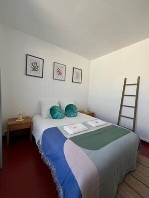 1 quarto, escrivaninha, ferros/tábuas de passar roupa, berço de viagem