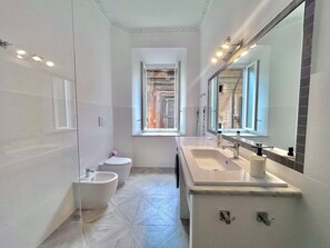 Shower, hair dryer, bidet, towels - Beautiful house in the heart of Rome 20meters from Piazza Venezia/Trevi Fountain (Roma)