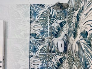 Douche, sĂšche-cheveux, bidet, serviettes fournies