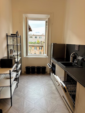 Kühlschrank, Mikrowelle, Ofen, Herdplatte