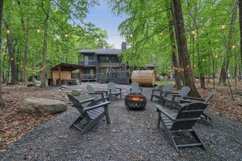 Luxurious Poconos Retreat~Hot Tub, Sauna, Games