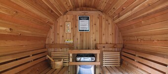 Luxurious Poconos Retreat~Hot Tub, Sauna, Games, Fire Pit, Pets Welcome!