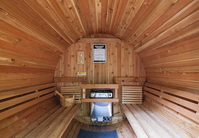 Luxurious Poconos Retreat~Hot Tub, Sauna, Games, Fire Pit, Pets Welcome!