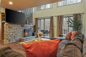 Fernseher, Kamin, Stereoanlage