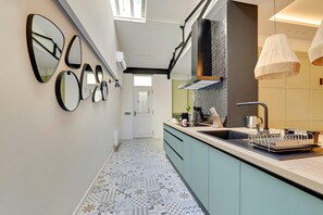 Een microgolfoven, een oven, een vaatwasser