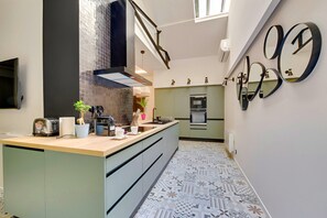 Mikrobølgeovn, ovn, oppvaskmaskin og kaffetrakter/tekoker