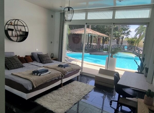 4 bedrooms, iron/ironing board, WiFi, bed sheets