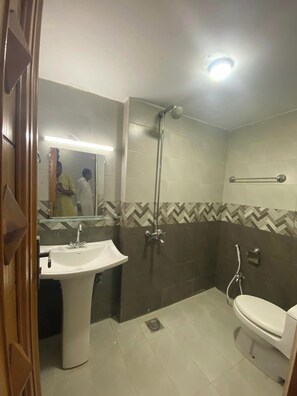 Douche, bidet, serviettes fournies, savon