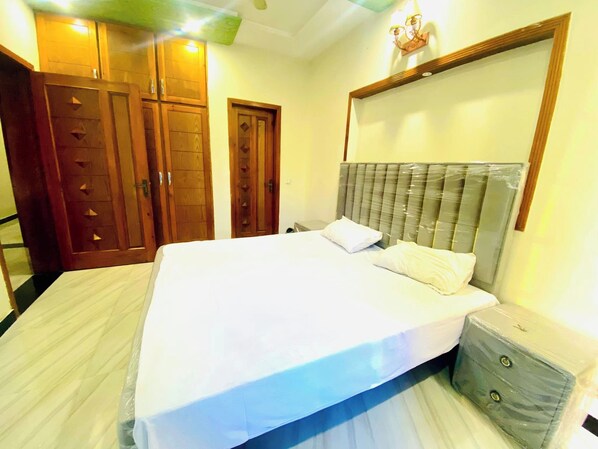 4 bedrooms, iron/ironing board, WiFi