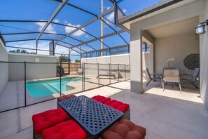 Outdoor dining - ♡ 4BR/3BA w/2 King Beds Villa in a Resort Water Park w/Heated Pool ♡ (Kissimmee)