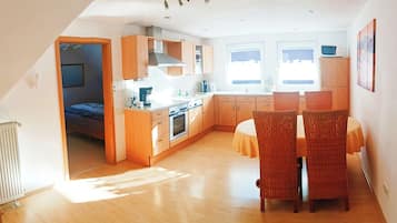 Kühlschrank, Mikrowelle, Herdplatte, Geschirrspüler