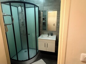 Dusche, Haartrockner, Handtücher, Toilettenpapier