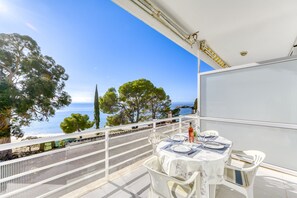 Apartment | Balcony - Apartment in Roses Near Platja Almadrava (Roses)