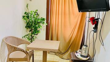 Basic Single Room | Desk, free WiFi
