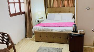 Eenvoudige tweepersoonskamer | Een bureau, gratis wifi