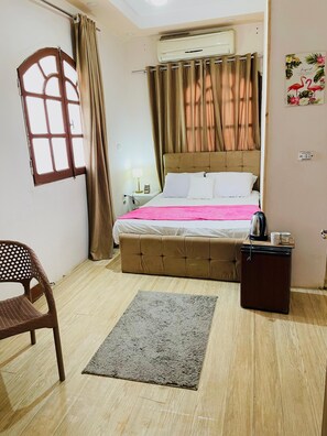 Una scrivania, Wi-Fi gratuito