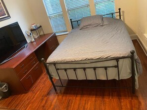 6 bedrooms, WiFi, bed sheets - Dallas TX. Big discount private bedroom, Queen bed high Wi-Fi, TV. share kitchen (Dallas)