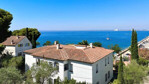 A coastal view with white buildings and a clear blue sea. - Apartment Near Canyelles Petites Beach (Roses)