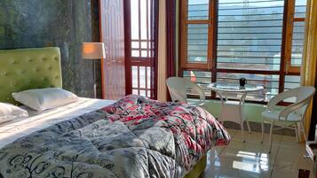 9 bedrooms, WiFi, bed sheets