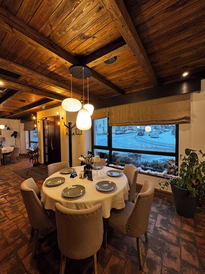 Spacious 12-bedroom villa in charming Vatra Dornei with AC, WiFi