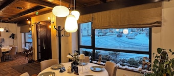 Spacious 12-bedroom villa in charming Vatra Dornei with AC, WiFi