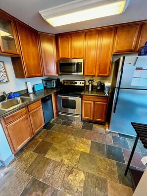 Kylskåp, mikrovågsugn, ugn och spishäll