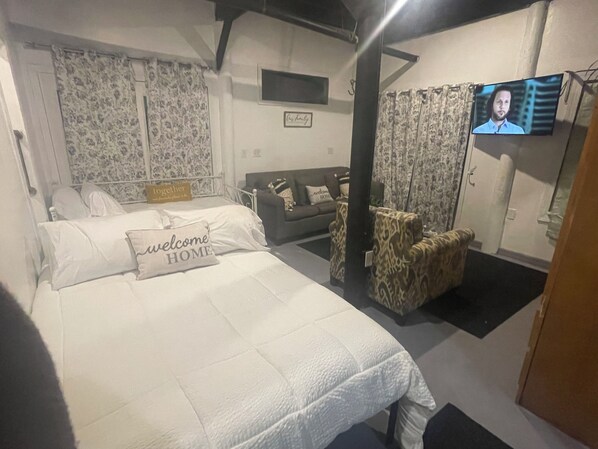 1 bedroom, WiFi, bed sheets - Vintage & Affordable Unit 4 of 6 (Gainesville)