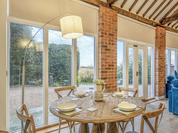 Dining - 3 bedroom accommodation in Whitchurch (Whitchurch)