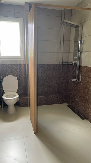 Haartrockner, Handtücher, Seife, Toilettenpapier