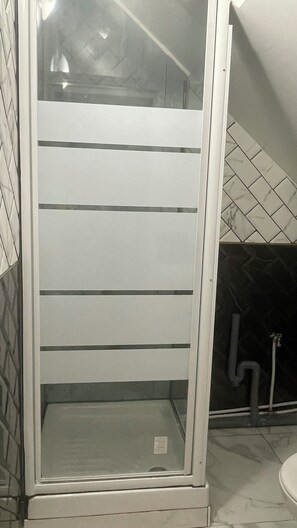 Secadora de cabello, toallas, jabón, papel de baño 
