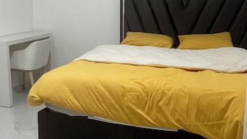 6 bedrooms, iron/ironing board, WiFi, bed sheets