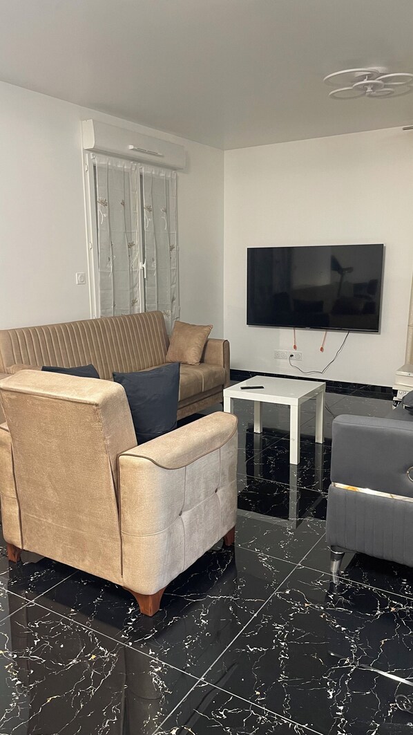 Living area - DETACHED HOUSE FOR 16 PEOPLE (Lieusaint)