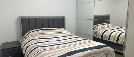 6 chambres, fer et planche à repasser, Wi-Fi, draps fournis