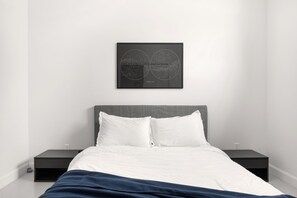 2 habitaciones, escritorio, tabla de planchar con plancha y wifi