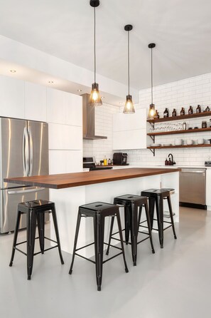 Fridge, microwave, oven, stovetop - [PENTHOUSE-508] Work, Relax & Cook With Great View (Saint-Pierre)