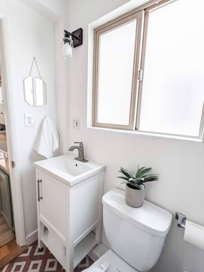 Séchoir à cheveux, serviettes fournies, savon, papier de toilette