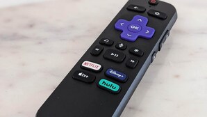 Een zwarte afstandsbediening met knoppen voor Netflix, Hulu en Roku.
