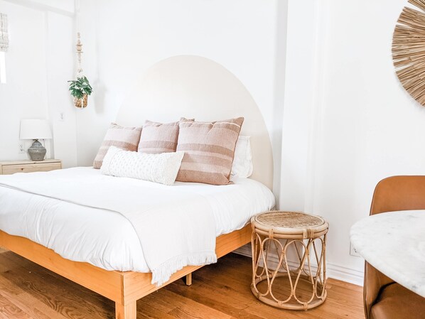 1 bedroom, iron/ironing board, WiFi, bed sheets - Bright and cozy modern studio steps from the beach (Long Beach)