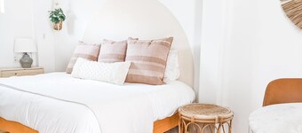 Bright and cozy modern studio steps from the beach