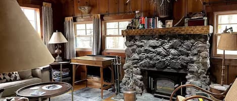 Una Smart TV, una chimenea