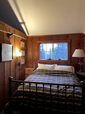 3 bedrooms, desk, WiFi, bed sheets