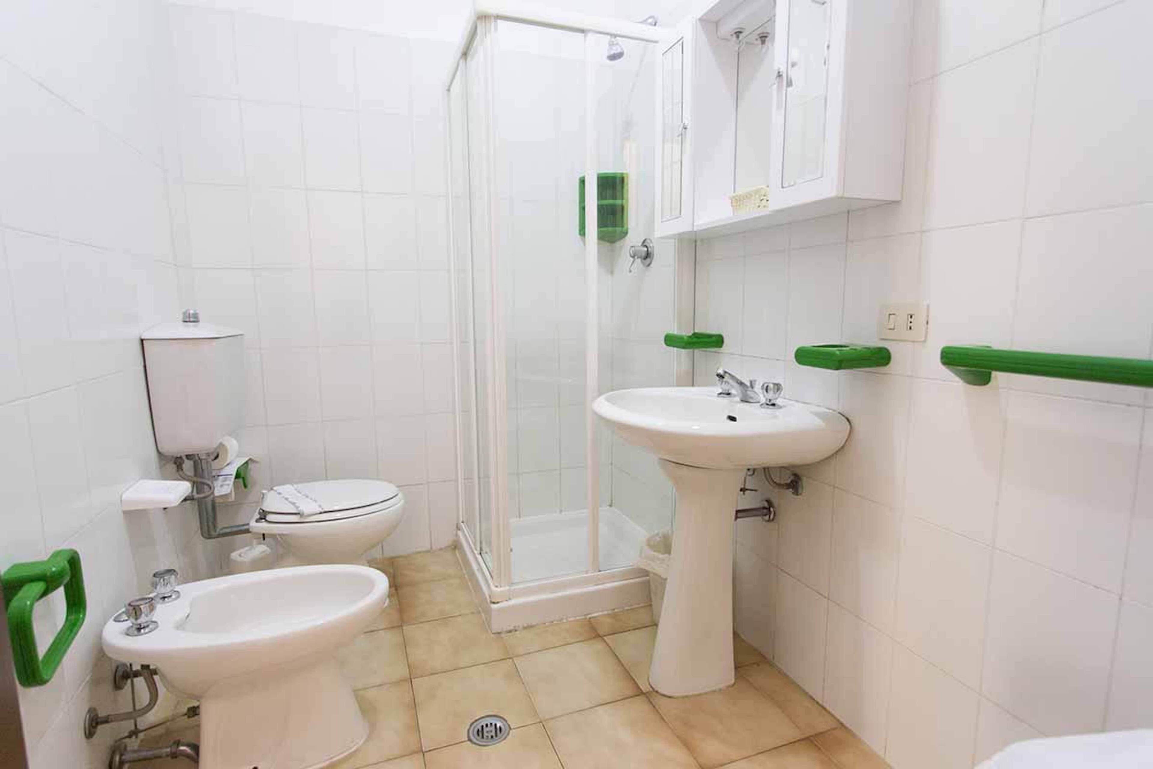 Douche, douche à « effet pluie », bidet, serviettes fournies