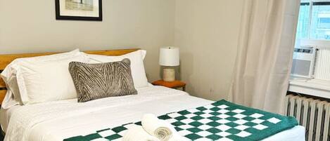 Escritorio, tabla de planchar con plancha, wifi y ropa de cama